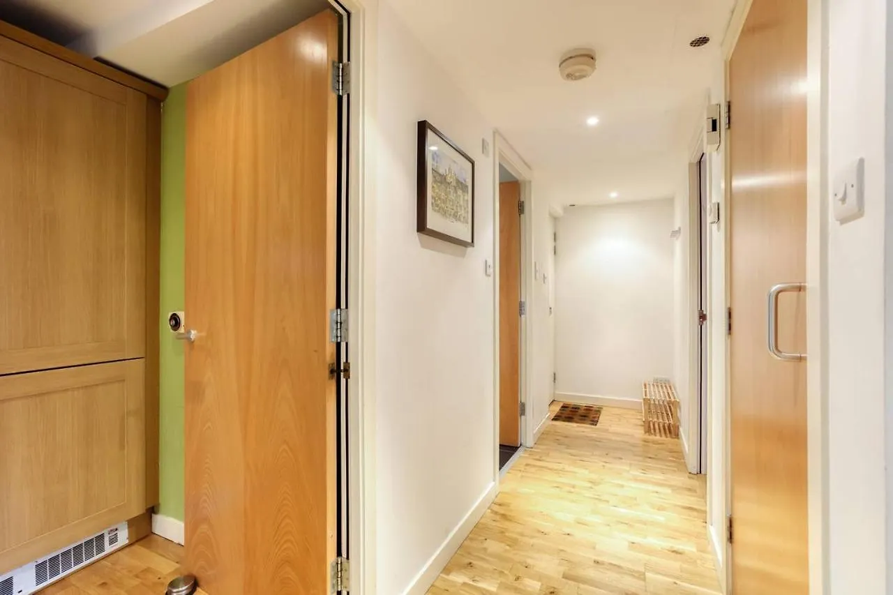 *Amazing Location!*In Heart Of The City. 2Br & Cot Edinburgh Großbritannien